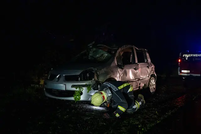 Die beiden Fahrzeuginsassen konnten sich über die Windschutzscheibe befreien. | Foto: Team Fotokerschi.at/Tobias Schartner