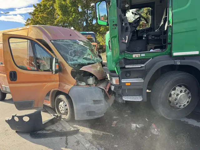 Trotz der massiven Beschädigung am Kleintransporter, sei der Fahrer nicht eingeklemmt gewesen. | Foto: HFW Villach