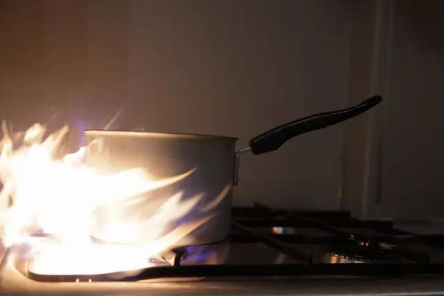 Das Feuer war offenbar in der Wohnung ausgebrochen und hatte sich bereits in der Küche, dem Schlafzimmer, dem Kinderzimmer sowie über den Flur ausgebreitet. (Symbolfoto) | Foto: smarterpix