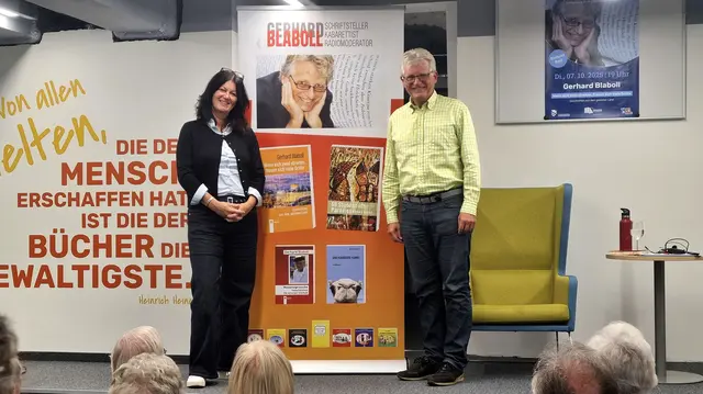 Bibliotheksleiterin Marion Götz und Gerhard Blaboll nach seinem Vortrag in der Wiener Neustädter Bibliothek im Zentrum