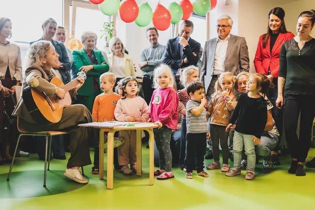 Die Kinder sangen gemeinsam mit ihren Pädagoginnen ein Lied. | Foto: Stefanie Oberhauser