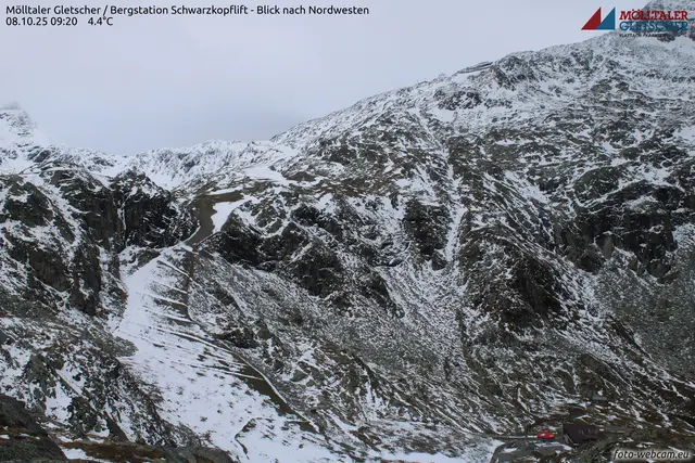 So sieht es aktuell auf der Bergstation Schwarzkopflift mit Blick nach Nordwesten aus. | Foto: foto-webcam.eu