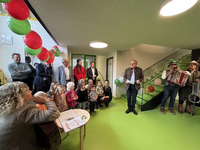 Erich Egger (Vorstand der Schmittenhöhebahn AG) ließ den Kindern den Vortritt, ehe er mit seiner Ansprache anfing. | Foto: Sarah Braun