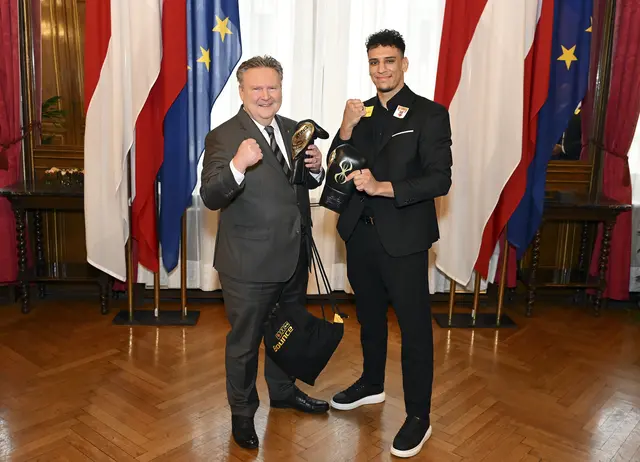Bürgermeister Michael Ludwig (SPÖ, l.) gratuliert WM-Medaillen Gewinner Michael Derouiche zu seinem historischem Erfolg. | Foto: Stadt Wien / Christian Jobst
