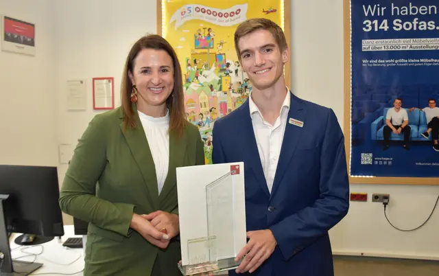 Bei einem Betriebsbesuch gratulierte Arbeits- und Jugendlandesrätin Astrid Mair persönlich Ivan Mamarev zum "Lehrling des Monats September 2025 | Foto: Land Tirol/Gerzabek