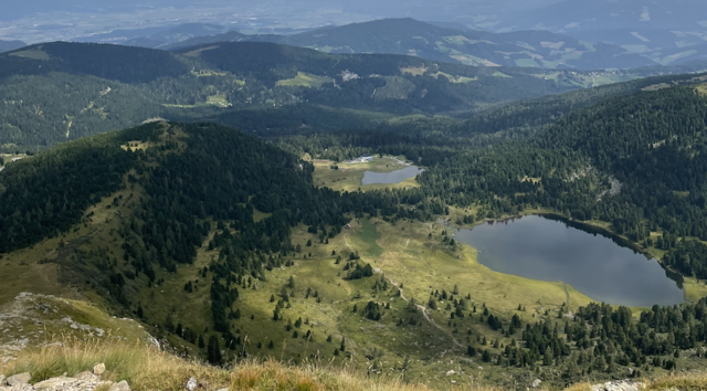 Eine Rettungsgasse wird gerade zum oberen Winterleitensee gebaut. | Foto: MeinBezirk/Julia Gerold