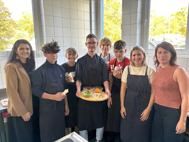 Die Gastgeberinnen PTS-Direktorin Gerhild Moser und Martina Kemperle vom BBO-Kärnten bei der Hotel Hochschober-Station. | Foto: MeinBezirk