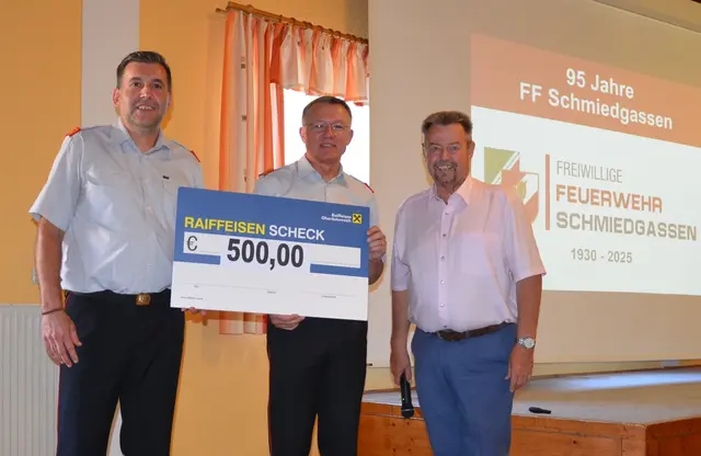 Von links: Kommandant Stellvertreter Andreas Gusenleitner, Kommandant Franz Lehner und Bürgermeister Herbert Fürst. | Foto: Feuerwehr Schmiedgassen