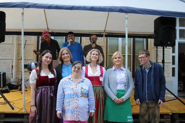 Eindeutig Liebe für den Beruf zeigt Judith Mangold (2. Reihe, 2vl)