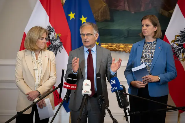 (v.l.) Außenministerin Beate Meinl-Reisinger (NEOS), Finanzminister Markus Marterbauer (SPÖ) und Finanzstaatssekretärin Barbara Eibinger-Miedl (ÖVP) bei einem Doorstep im Rahmen einer Sitzung des Ministerrates am Mittwoch, 8. Oktober 2025, in Wien. | Foto: PAUL GRUBER / APA / picturedesk.com
