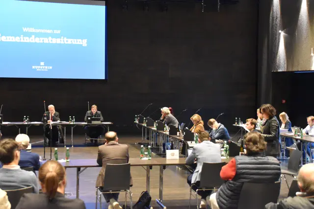 Der Gemeinderat nahm die vom Stadtrat beschlossene neue Personalaufnahmerichtlinie – abgesehen von einer Gegenstimme der NEOS – geschlossen zur Kenntnis.  | Foto: Barbara Fluckinger