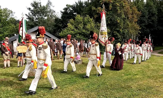 Bürgergarde Friedburg - Einmarsch auf dem Burgstall | Foto: Adi Falb