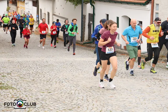Strahlendes Herbstwetter begleitete die Läuferinnen und Läufer. | Foto: Peter Buchgraber