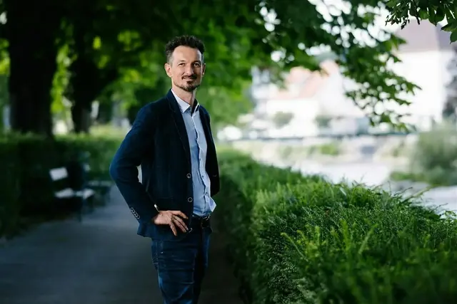 Der Scheibbser Vize-Bürgermeister Joseph Hofmarcher weist als Architekt und Bautechniker darauf hin, dass die Versiegelung unserer wertvollen Böden auch oft unter der Erde vonstatten geht. | Foto: Markus Morawetz