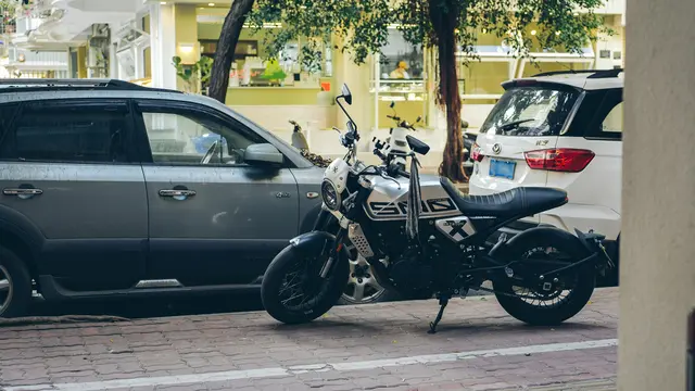 Die Jahresvignette für das Auto kostet 2026 106,80 Euro, für das Motorrad 42,70 Euro. | Foto: Charlies X/unsplash
