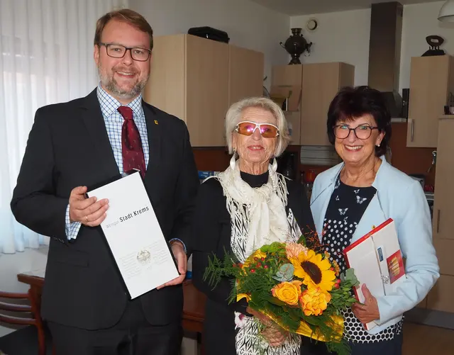 v.li.n.re.:  Vizebürgermeister Florian Kamleitner, Jubilarin Brigitte Specht und Gemeinderätin Christa Eberl  | Foto: Stadt Krems