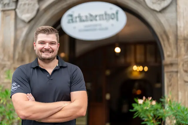 Pub o' Cino-Betreiber Andreas Haidinger bleibt optimistisch und sieht die wirtschaftlich schwere Zeit als eine Phase, die man „durchtauchen“ muss. | Foto: Klaus Pressberger
