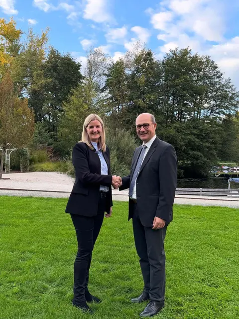 Präsident Johannes Pressl gratuliert Daniela Kampfl zur Wahl. | Foto: Österreichischer Gemeindebund/Kampfl