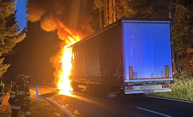 Die Fahrerkabine sei in Vollbrand gestanden. | Foto: Freiwillige Feuerwehr Matschiedl