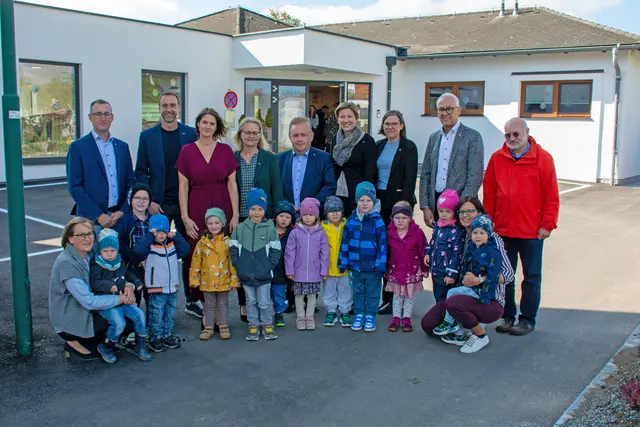 Eröffnung des Kindergartens Rieggers mit den Stadträten Wolfgang Huber, Thomas Weiss, Kindergartenleiterin Martina Weiss, Bildungsstadträtin Petra Hofbauer, Bürgermeister LAbg. ÖkR Franz Mold, Bezirkshauptmann-Stellvertreterin Mag. Barbara Salzer, Kindergarteninspektorin Michaela Landgesell, Architekt DI Gerhard Macho, Pfarrer Pater Daniel Gärtner (hinten), den Elementarpädagoginnen Magdalena Blauensteiner (links) und Irene Reisinger (rechts) sowie einigen Kindern. | Foto: Stadtgemeinde Zwettl
