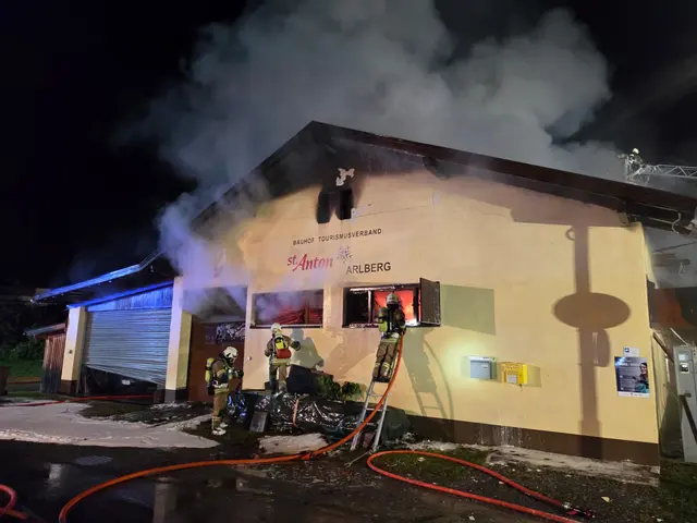 Um das Feuer unter Kontrolle zu bringen, musste der komplette Dachstuhl entfernt werden. | Foto: ZOOM.Tirol