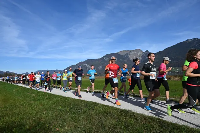 Malerische Laufszene 2024 vor dem Schafberg – kurz nach dem 10-km-Start in Abersee. | Foto: Markus Eisl