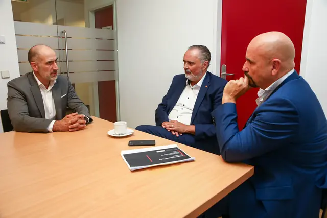 Professor Christian Joukhadar im Gespräch mit Landeshauptmann Hans Peter Doskozil und Nikolaus Schermann (Geschäftsführer der Medizinischen Privatuniversität Burgenland GmbH) | Foto: Landesmedienservice Burgenland