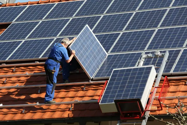Der Fördercall unterstütze demnach nicht nur den Ausbau erneuerbarer Energie, sondern auch die Rückverlagerung von Lieferketten nach Europa – ein doppelter Gewinn für Klimaschutz und Wettbewerbsfähigkeit. | Foto: Marina Lohrbach/PantherMedia