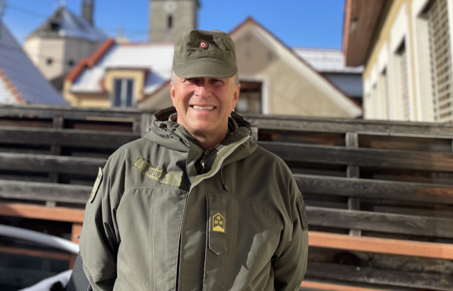 Oberst Manfred Hofer informiert über die Fortschritte auf der Winterleiten. | Foto: MeinBezirk/Stefan Verderber