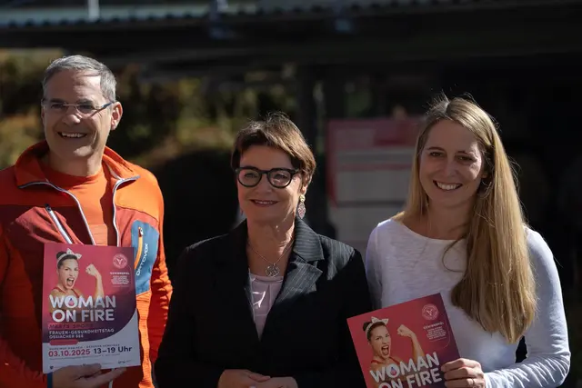 Strahlende Gesichter von Bgm. Gernot Prinz, LR Beate Prettner und GR Sandra Grutschnig beim Frauengesundheitstag „Woman on Fire meets Sport“.