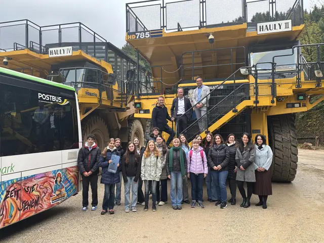 Unter dem Motto „Frauen erobern Industrie und Bergbau“ haben Schülerinnen und Schüler der höheren Schulen im Bezirk Leoben zahlreiche Vorschläge für die Gestaltung eines Linienbusses des Verkehrsverbundes Steiermark eingereicht. Nun wurde das Gewinnerdesign am Erzberg präsentiert. | Foto: MeinBezirk/Laura Jung
