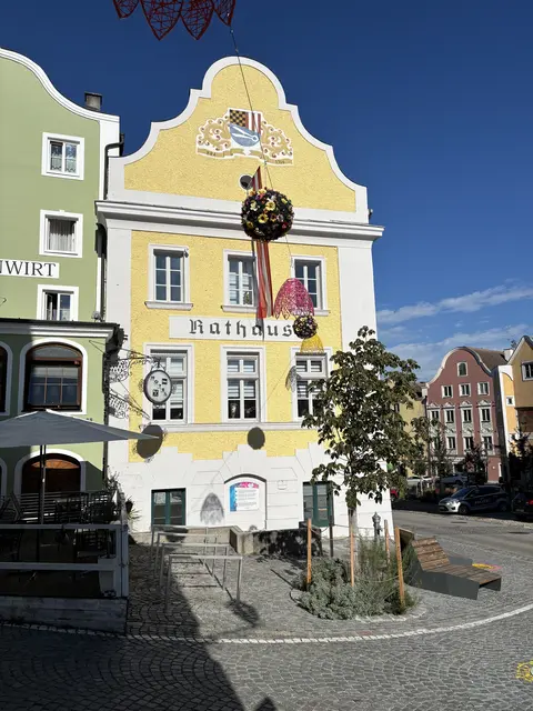 Mädchen und junge Frauen erhalten beim "Girls in Politics"-Tag am 16. Oktober 2025 in Schärding einen Einblick in den Alltag und die Aufgaben eines Bürgermeisters bzw. einer Bürgermeisterin, des Stadt- oder Gemeinderats. Geplant sind auch ein Rundgang durchs Rathaus sowie die Vorstellung der verschiedenen Abteilungen der Verwaltung. | Foto: MeinBezirk/Michelle Bichler