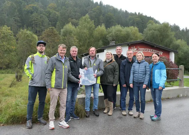 Vor Ort bei der Überprüfung des Gefahrenzonenplanes (v.l.n.r.): Mario Schritter, Sektionsleiter Christian Amberger (beide Wildbachverbauung), Andreas Pichler (BMLUK), Planverfasser Gerhard Holzinger (Wildbachverbauung), Helga Fellner (Amt der NÖ Landesregierung), Bürgermeister Ferdinand Lerchbauer, GGR Friedrich Trescher, Antonia Müller, Karin Pelz-Grundner (beide Amt der NÖ Landesregierung). | Foto: WLV