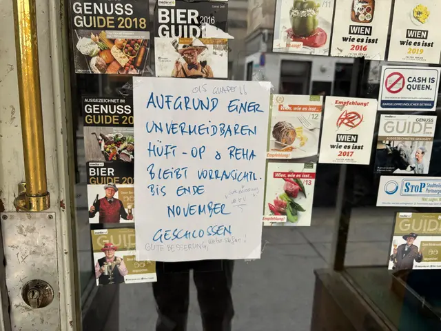 Rund um die Nachricht haben drei Passantinnen und Passanten ihre Grüße und Wünsche hinterlassen. | Foto: Pia Rotter/MeinBezirk