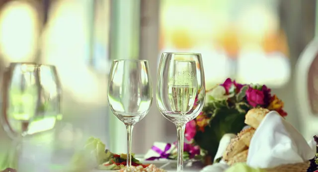 In Kürze wird bei der Generalprobe des ersten Lehrlingsrestaurants angestoßen.  | Foto: PantherMedia/Naduina (Symbolfoto) 