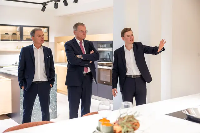 Seit September 2024 wurden bereits über 1.600 Küchenprojekte umgesetzt. Damit gehört Breitschopf Küchen zu den größeren Anbietern in Österreich und nimmt eine zentrale Rolle im Direktvertrieb ein. Davon überzeugte sich auch Landeshauptmann Thomas Stelzer anl. der Küchenzentrum-Eröffnung: Im Bild mit Johann (links) und Martin Breitschopf, Breitschopf-Geschäftsführung. | Foto: Georg Schlemmer
