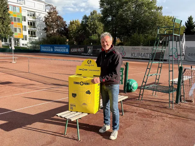 Peter Neustifter mit der Recyclingbox. Alte Tennisbälle werden gesammelt und wiederverwertet. | Foto: MeinBezirk/Monika Wilfurth