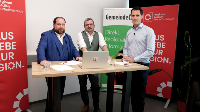 Meinungsforscher Christoph Haselmayer und MeinBezirk Niederösterreich-Chefredakteur Oswald Hicker analysieren gemeinsam mit Andreas Punz die Ergebnisse der Umfrage "live" auf Gemeinde TV. | Foto: Gemeinde TV