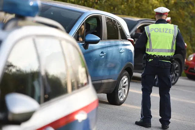  Polizisten der Autobahnpolizeiinspektion Villach haben Lenker- und Fahrzeugkontrolle auf der A2 durchgeführt. (Symbolfoto) | Foto: stock.adobe.com/at/Spitzi-Foto