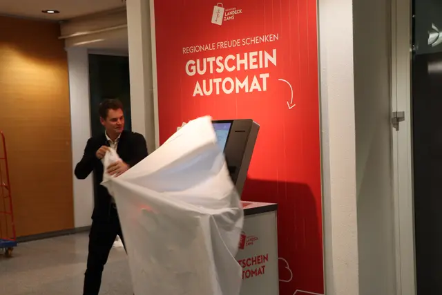 LG-Obmann Gabriel Winkler enthüllt den neuen Gutscheinautomaten. | Foto: Thomas Seelos
