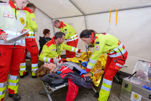 Die Versorgung von verletzten Personen gehört bei der Übungsannahme im Koralmtunnel dazu. | Foto: Rotes Kreuz