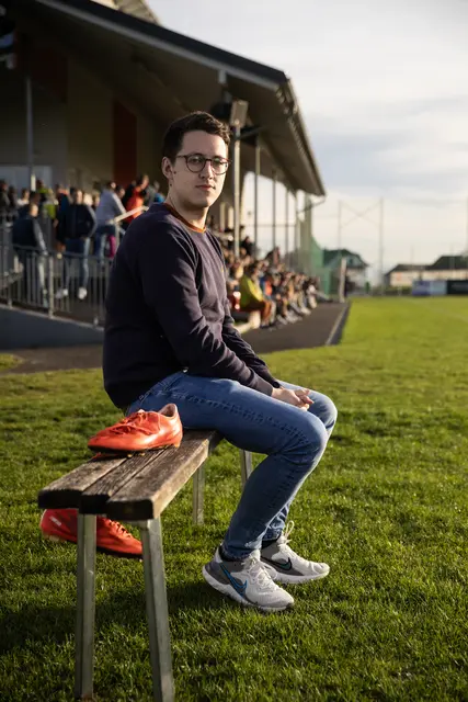 In Zeiten, in denen er Fußballspiele zumindest noch von der Bank verfolgen konnte. | Foto: Stefan Neugschwandtner