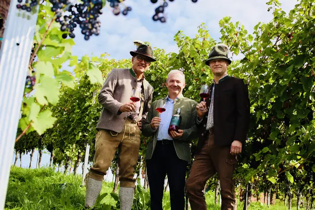Anstoßen auf die gelungene Kooperation und den siegreichen Jahrgang: Christian Friedrich, Hegemeister Andreas Hartbauer und Bezirksjägermeister Johann Silberschneider. | Foto: privat