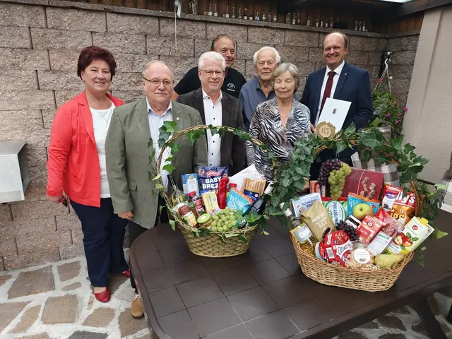 Maria Danninger, Franz Buxbaum, Harald Hofbauer, Mario Ledwina, das Jubelpaar Karl und Gertraude Ledwina sowie Hadmar Senk (v.l.) | Foto: Marktgemeinde Dietmanns