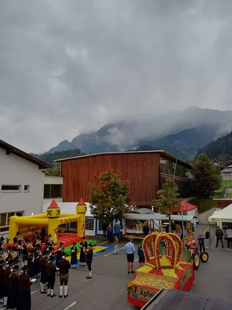 Blick auf den Dorfplatz