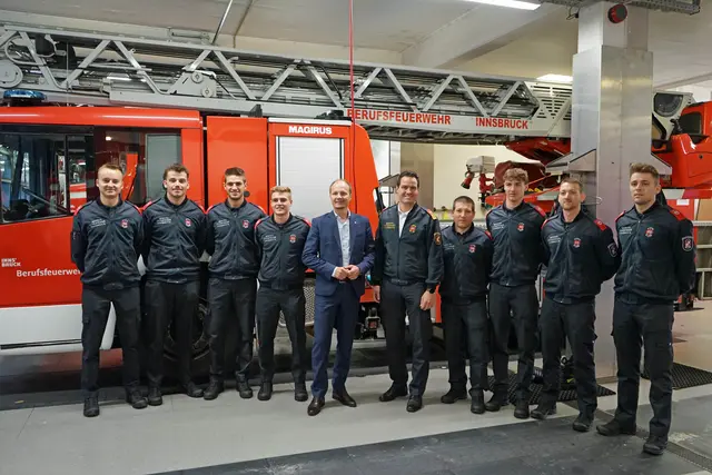 Startklar für die Ausbildung: Die acht neuen Feuerwehrmänner werden von Bürgermeister Johannes Anzengruber (5.v.l.) und Branddirektor Helmut Hager (6.v.l.) herzlich bei der Berufsfeuerwehr Innsbruck begrüßt. | Foto: © BFI/M.Verdross