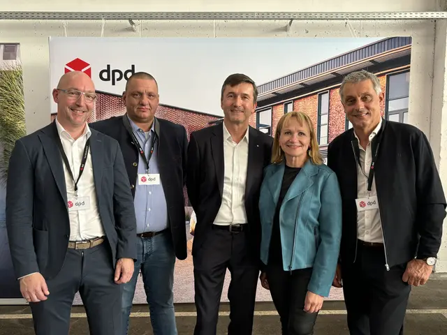 Der neue DPD-Standort in Vitis wurde auf einer bereits versiegelten Fläche eröffnet: Geschäftsführer Schachinger Paketdienst Christian Teply, Operations Manager Torsten Storch, Geschäftsführer Schachinger Logistics Ehrenfried Werderits, Bürgermeisterin Anette Töpfl und Verkaufsleiter Schachinger Paketdienst Hans-Peter Hirtenlehner (v.l.) | Foto: Daniel Schmidt