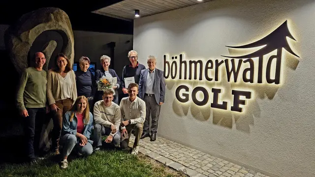 v. r. hinten: Vizebürgermeister Josef Thaller, Kaspar und Susanne Sertl, Johanna Pfoser, Barbara und Markus Jung; v. r. vorne: David und Jonas Jung, Nena Furtmüller | Foto: Barbara Jung