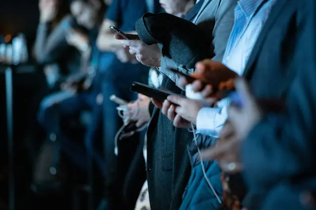 Die schnelle Verbreitung von Nachrichten auf Social Media kann Desinformation begünstigen.  | Foto: unsplash/camilo jimenez