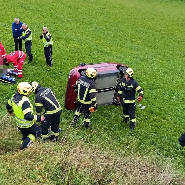 Der Lenker des Fahrzeuges konnte sich selbst befreien. | Foto: FF NWK